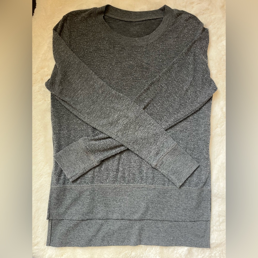 Alo Yoga GLIMPSE Womens Small Gray high-lo side- split Knit Sweater